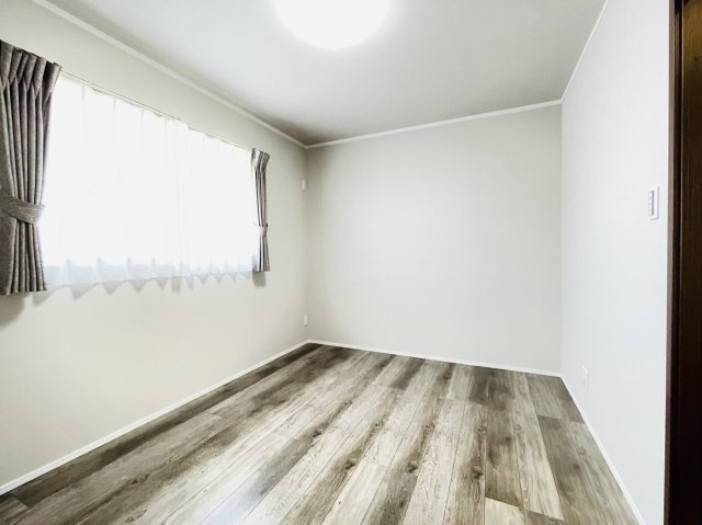 岡崎市上地6丁目　新築分譲住宅　全5棟　3号棟の洋室|大きな窓からたっぷりと陽光が注がれる明るい空間です。