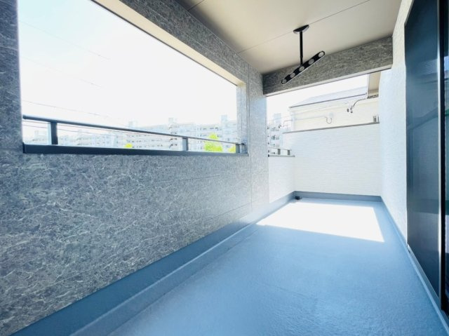 岡崎市上地6丁目　新築分譲住宅　全5棟　3号棟のバルコニー|多用途に使えるインナーバルコニー付き。突然の雨でも安心です♪