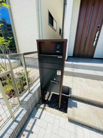 岡崎市上地6丁目　新築分譲住宅　全5棟　3号棟のその他|宅配ボックス付きなので、留守でも荷物を受け取ることができ便利です。