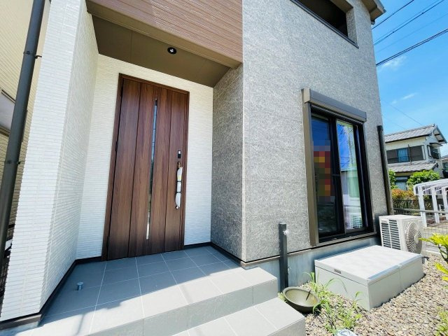 岡崎市上地6丁目　新築分譲住宅　全5棟　3号棟の玄関|玄関ポーチがあるので、雨の日でも濡れることがなくドアの開け閉めができます。