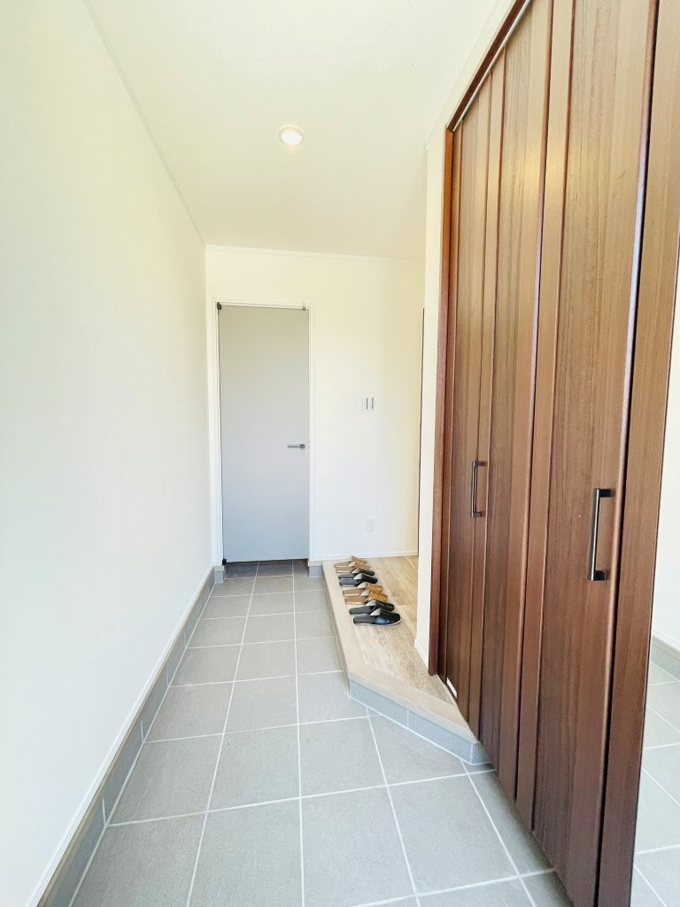 岡崎市上地6丁目　新築分譲住宅　全5棟　3号棟の玄関|大容量のシューズボックス付きで玄関が靴で散らかりません。