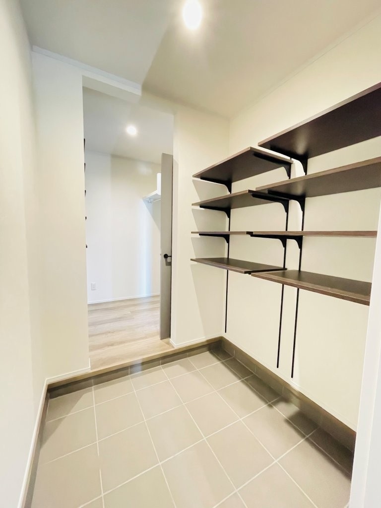 岡崎市上地6丁目　新築分譲住宅　全5棟　3号棟の収納|玄関には大容量のシューズクローク付き。ベビーカーやアウトドア用品なども収納できます♪