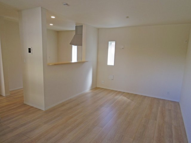 【居間・リビング】 | 三島市谷田第15 新築建売分譲住宅 土地＋建物 TW05672 | 三島市谷田2号棟　リビング ※令和7年9月25日撮影写真