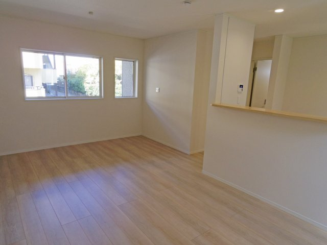 【居間・リビング】 | 三島市谷田第15 新築建売分譲住宅 土地＋建物 TW05672 | 三島市谷田2号棟　リビング ※令和7年9月25日撮影写真