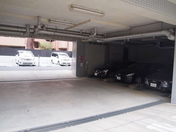 関寅ビル第５の駐車場