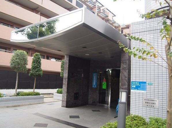 関寅ビル第５のエントランス