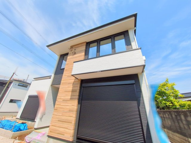 富士見市大字水子の新築一戸建の外観|玄関の土間収納はベビーカーやアウトドア用品なども収納できて便利です。
