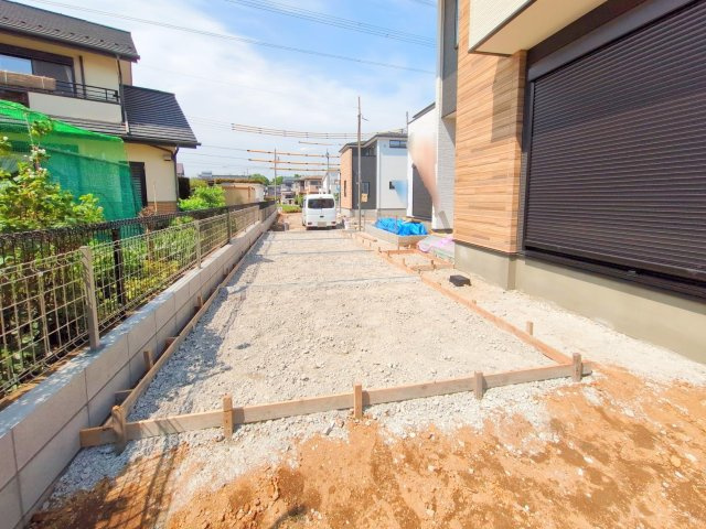 富士見市大字水子の新築一戸建の前面道路含む現地写真