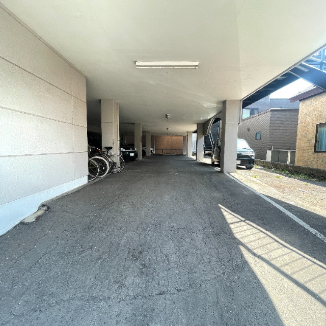 ベルシーヌ中島の駐車場