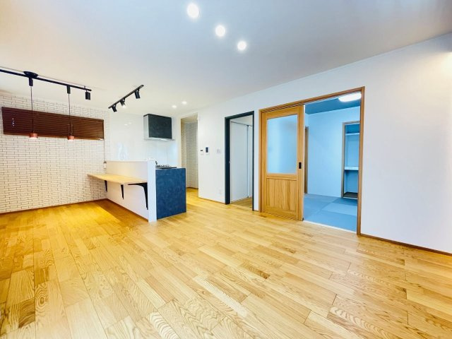 岡崎市上地6丁目　新築分譲住宅　全5棟　4号棟の居間・リビング|家族でくつろげる広々としたリビングダイニング。