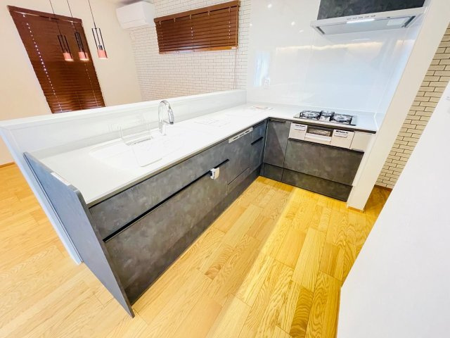 岡崎市上地6丁目　新築分譲住宅　全5棟　4号棟のキッチン|L型キッチンは作業スペースが広く確保でき、横移動もないので動線が良く作業効率が上がります。