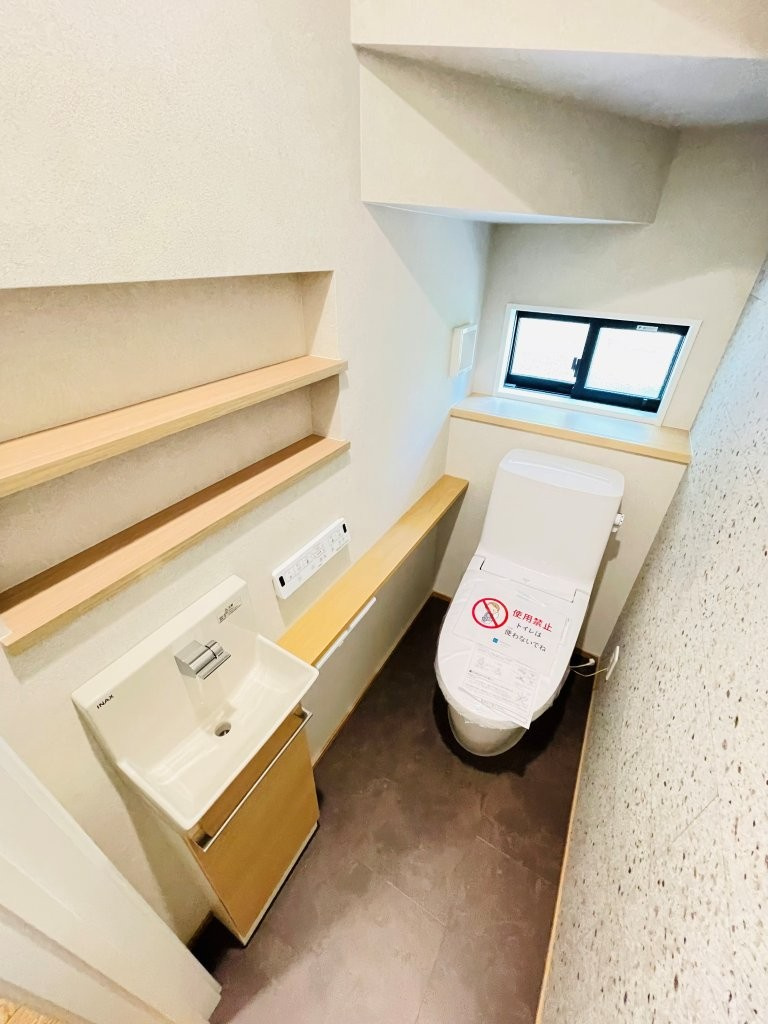 岡崎市上地6丁目　新築分譲住宅　全5棟　4号棟のトイレ|1階、2階とも温水洗浄機能付きトイレです。