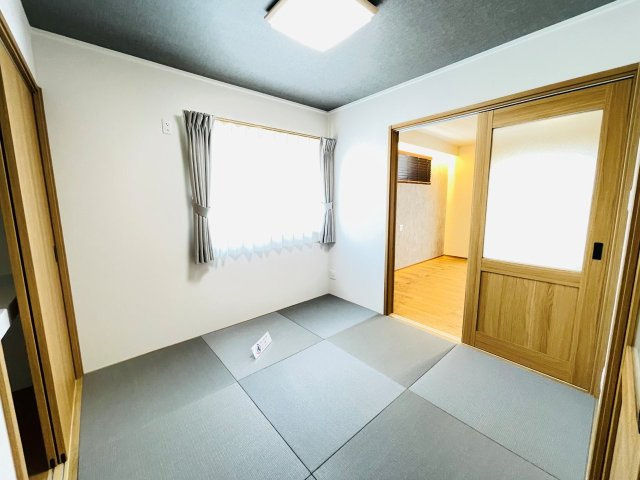 岡崎市上地6丁目　新築分譲住宅　全5棟　4号棟の和室|リビングに隣接した和室は、家事スペースやキッズスペースとしても活躍します！収納も完備。