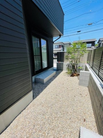 岡崎市上地6丁目　新築分譲住宅　全5棟　4号棟の庭|お庭ではガーデニングやお子様の遊び場、バーベキューも楽しめます♪