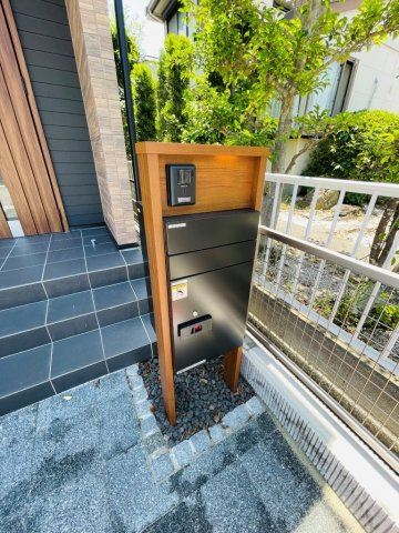 岡崎市上地6丁目　新築分譲住宅　全5棟　4号棟のその他|宅配ボックス付きなので、留守でも荷物を受け取ることができ便利です。