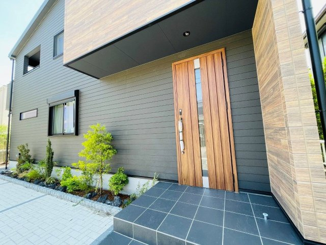 岡崎市上地6丁目　新築分譲住宅　全5棟　4号棟の玄関|玄関ポーチがあるので、雨の日でも濡れることがなくドアの開け閉めができます。