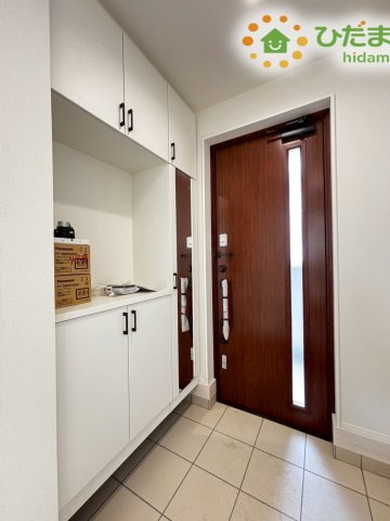 東松山市石橋　23-2期　新築一戸建て　リナージュ　02の玄関|たっぷり収納できる大型のシューズボックスを完備！家族全員の靴をすっきり収められるので、玄関を常に綺麗な状態に保てます。カウンター部分にはお気に入りの小物を飾って季節感のある演出を楽しむのも素敵ですね♪