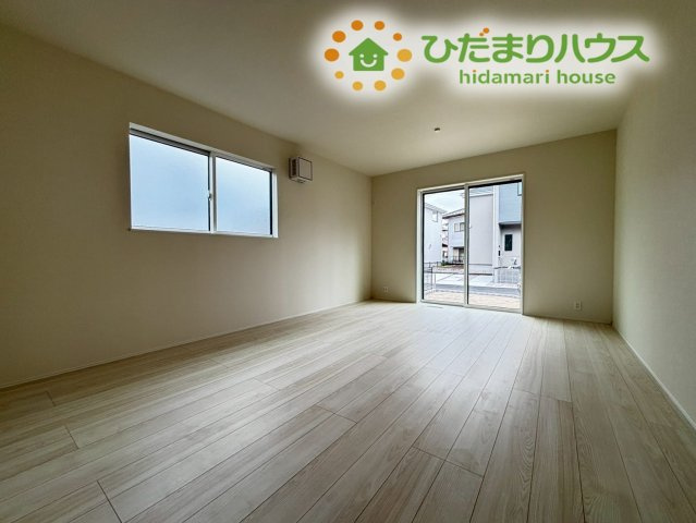 東松山市石橋　23-2期　新築一戸建て　リナージュ　02の居間・リビング|リビング横の洋室は扉を開放すれば、さらなる大空間として活用可能です。お子様のプレイルームとして使えば、キッチンからも様子が見守れて安心。