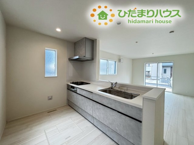 東松山市石橋　23-2期　新築一戸建て　リナージュ　02のキッチン|お料理中もリビングの家族と会話が弾む対面式のシステムキッチンです！ワイドなワークトップで作業がしやすく、大容量の引き出し収納で調理器具もすっきり。