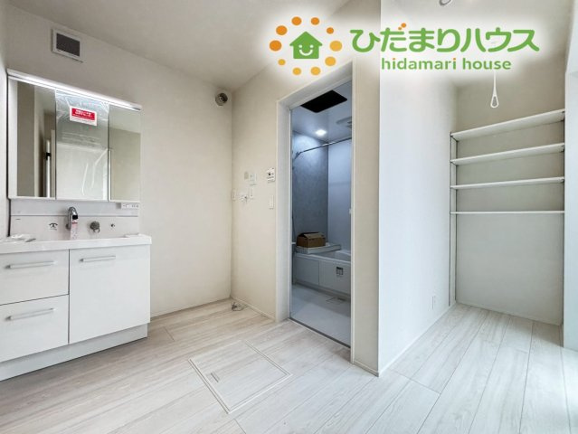 東松山市石橋　23-2期　新築一戸建て　リナージュ　02のランドリースペース|洗剤のストックや着替え、タオル類を手の届く場所に整理整頓できます。白を基調とした清潔感のある空間で、身支度もスムーズに。家事効率を考えた配置が毎日の負担を軽減します♪