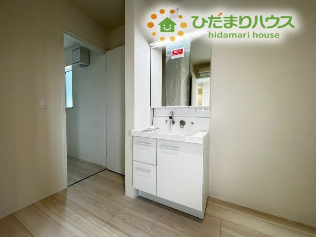 東松山市石橋　23-2期　新築一戸建て　リナージュ　02の独立洗面台|ワイドな鏡を備えた三面鏡タイプの洗面化粧台です。鏡の裏はすべて収納になっており、散らかりがちな小物類もしっかり隠せます。