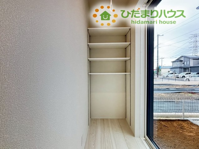東松山市石橋　23-2期　新築一戸建て　リナージュ　02の収納|廊下部分にも便利な収納スペースを確保。
。掃除機などの日用品から、ストック品まで効率よく片付けられます。