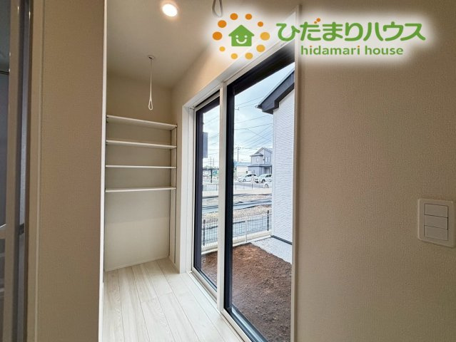 東松山市石橋　23-2期　新築一戸建て　リナージュ　02の内装|大きな掃き出し窓から、お庭へとフラットに繋がる開放的な空間です。窓を開ければ心地よい風が通り抜け、室内外の一体感を楽しめます。