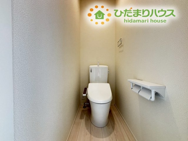 東松山市石橋　23-2期　新築一戸建て　リナージュ　02のトイレ|壁面にはペーパーホルダーやタオル掛けも完備され、使いやすさにこだわっています♪