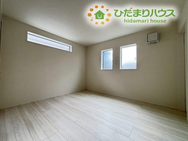 東松山市石橋　23-2期　新築一戸建て　リナージュ　02の寝室|2面に窓を設けることで、採光と通風をしっかり確保した洋室です。朝は爽やかな光で目覚め、夜は静かな環境でゆっくり休めます。シンプルな内装デザインなので、お手持ちの家具とも合わせやすい♪