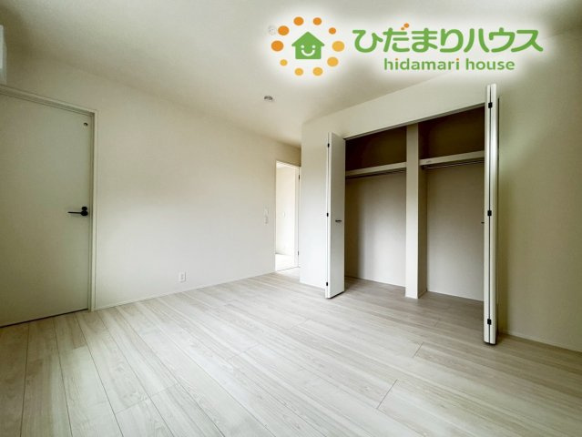 東松山市石橋　23-2期　新築一戸建て　リナージュ　02の寝室|大容量のクローゼットを配置！衣類だけでなく、スーツケースなどの大きな荷物もまとめて収納可能です。お部屋に余計な家具を置かなくて済むため、広々とした空間を維持でき、お掃除も楽に行えるのが魅力です♪
