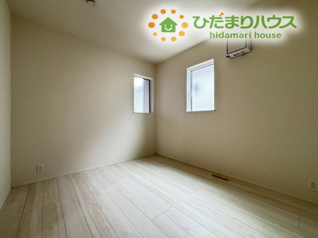東松山市石橋　23-2期　新築一戸建て　リナージュ　02の子供部屋|落ち着いた色合いのアクセントクロスが施されたお洒落な洋室です。お子様の学習机やベッドを置くのにちょうど良いサイズ感。窓からは周囲の景色が望め、季節の移ろいを感じながら自分だけの時間を大切に過ごせます♪