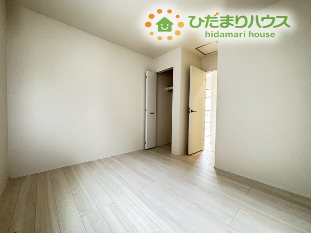 東松山市石橋　23-2期　新築一戸建て　リナージュ　02の子供部屋|お子様が自分で片付けをする習慣を身につけるのにも役立ちます。クローゼット内にはハンガーパイプが付いているので、制服やコートもシワを気にせず掛けておけますね♪