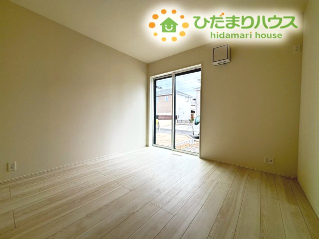 東松山市石橋　23-2期　新築一戸建て　リナージュ　02の洋室|大きな窓から明るい光が差し込む洋室は、趣味の部屋や書斎としても最適。集中して作業をしたい時も、外の景色を眺めてリフレッシュできます。シンプルな長方形の間取りで家具の配置がしやすく活用の幅が広がります♪