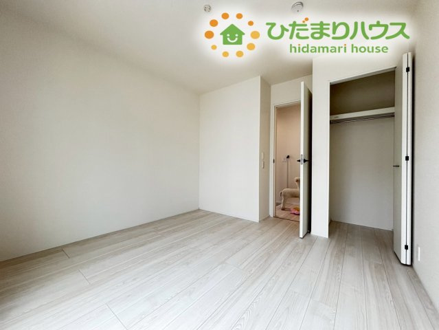 東松山市石橋　23-2期　新築一戸建て　リナージュ　02の洋室|どんなインテリアにも馴染むナチュラルな床材を使用しています。クローゼットの扉は白で統一されており、圧迫感を与えずお部屋を広く見せてくれる効果も。