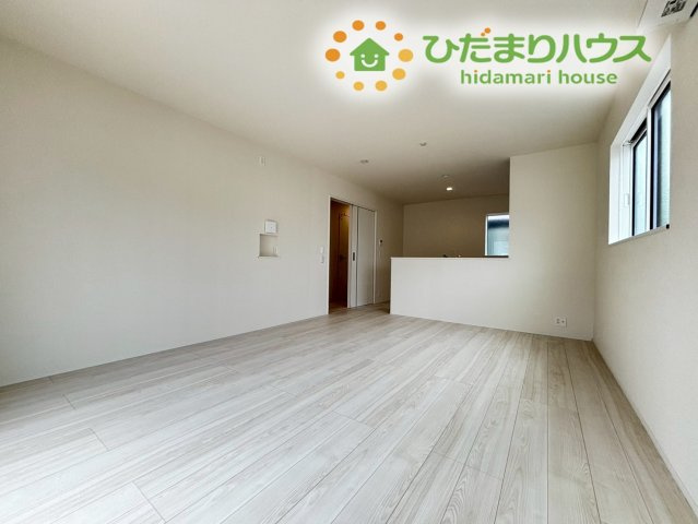 東松山市石橋　23-2期　新築一戸建て　リナージュ　02の居間・リビング|視界が開ける明るいリビングは、家族みんなが自然と集まりたくなる場所です。高い天井が開放感を演出し、掃き出し窓からは心地よい光が差し込みます。