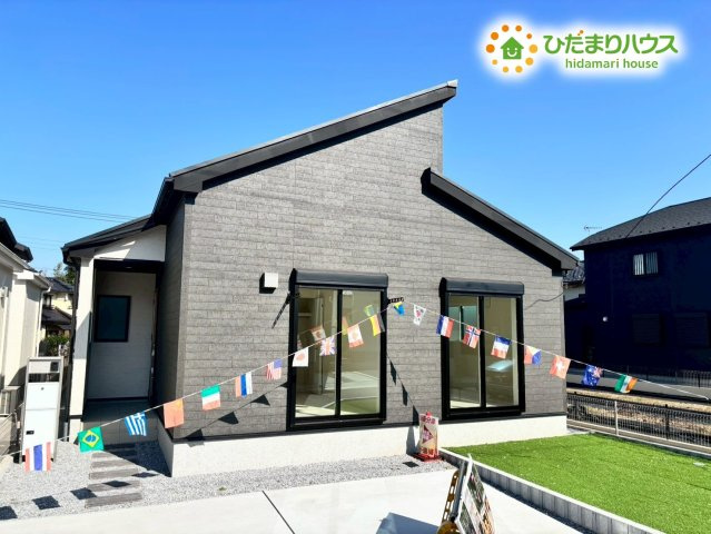 東松山市石橋　23-2期　新築一戸建て　リナージュ　02の外観|緩やかな勾配屋根がアクセントになった、スタイリッシュなフォルムの外観です。窓の配置にもこだわり、室内の明るさを確保しながらプライバシーも守ります。