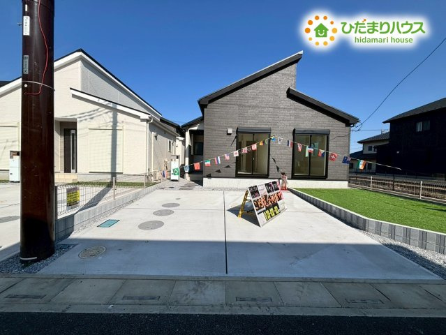 東松山市石橋　23-2期　新築一戸建て　リナージュ　02の駐車場|並列でゆったり停められるため、朝の忙しい時間帯もスムーズに出庫できます。洗車はもちろん、自転車やバイクのメンテナンススペースとしても重宝しますね♪