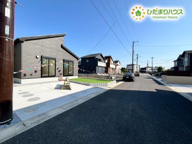 東松山市石橋　23-2期　新築一戸建て　リナージュ　02の前面道路含む現地写真|前面道路は幅員がしっかり確保されており、運転が苦手な方でも落ち着いて車の出し入れが行えます。見通しが良く、お子様と一緒に歩く際も周囲の状況を確認しやすい環境です。