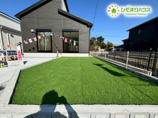 東松山市石橋　23-2期　新築一戸建て　リナージュ　02の庭|一年中緑を楽しめて、お子様が裸足で走り回っても汚れにくいのが嬉しいポイント。夏にはビニールプールを出して水遊びをしたり、椅子を出して読書を楽しんだりできます♪