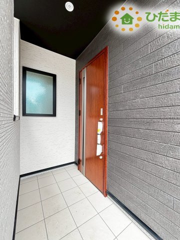 東松山市石橋　23-2期　新築一戸建て　リナージュ　02のエントランス|玄関内はシックなアクセントウォールが施され、ホテルのような洗練された空間です。
土間スペースが広く取られているので、お買い物帰りの荷物も一時置きしやすいです♪