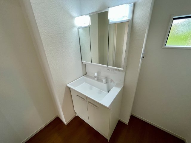 【独立洗面台】 | 新築分譲住宅　山形市江俣二丁目1期　全2棟 | 人気の３面鏡を採用！ミラー裏に収納でき、生活感なくすっきり。また、窓もあるので明るく換気もできますね♪
