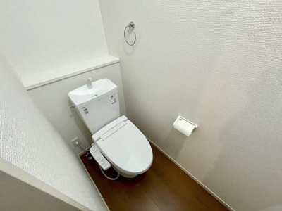 【トイレ】 | 新築分譲住宅　山形市江俣二丁目1期　全2棟 | ウォシュレット機能付きシャワートイレは、ツイントルネード洗浄なので、少ない水でもしっかりと前方の返し部分から後方部までしっかり洗浄！