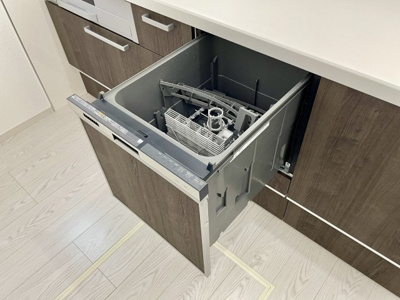 【キッチン】 | 新築分譲住宅　山形市江俣二丁目1期　全2棟 | キッチンに組み込まれたタイプの食器洗い機です。使うときだけ扉を開けるため、スッキリとしたキッチンを保てます。手洗いの手間を省き、時間と水の節約ができるため、忙しい家庭にぴったりの便利な家電です。