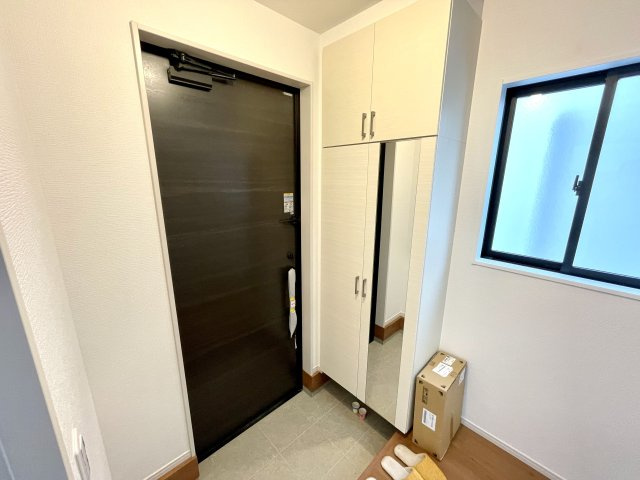 【玄関】 | 新築分譲住宅　山形市江俣二丁目1期　全2棟 | シューズクローク・姿見付きがうれしい玄関です♪