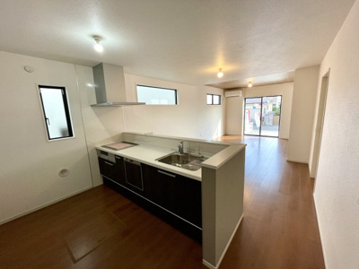 【キッチン】 | 新築分譲住宅　山形市江俣二丁目1期　全2棟 | お料理を効率的に、楽しく。ママの毎日のお料理を効率的にしてくれる動線は「１分でも家事の時間を短縮したい」という思いを叶えてくれます(*^-^*)