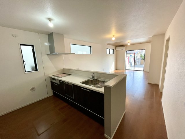 【キッチン】 | 新築分譲住宅　山形市江俣二丁目1期　全2棟 | お料理を効率的に、楽しく。ママの毎日のお料理を効率的にしてくれる動線は「１分でも家事の時間を短縮したい」という思いを叶えてくれます(*^-^*)