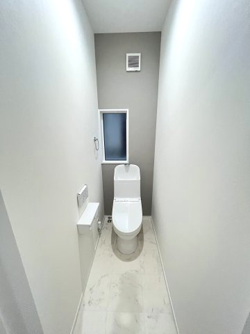 【トイレ】 | 福岡市南区柏原3丁目　1号棟（全1棟）【仲介手数料無料・0円】 | 現地写真。1階のトイレです。