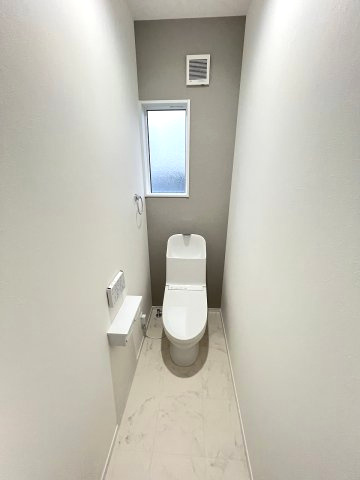 【トイレ】 | 福岡市南区柏原3丁目　1号棟（全1棟）【仲介手数料無料・0円】 | 現地写真。2階にもトイレです。