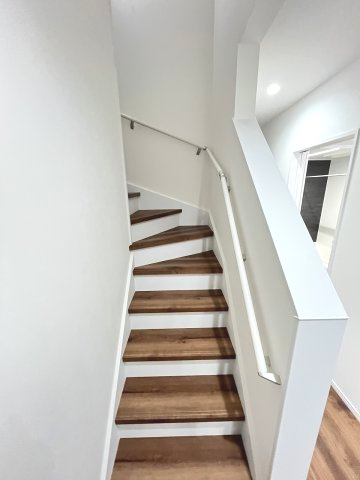 【内装】 | 福岡市南区柏原3丁目　1号棟（全1棟）【仲介手数料無料・0円】 | 現地写真。2階へ上がる階段です。手摺もついて安全ですね。
