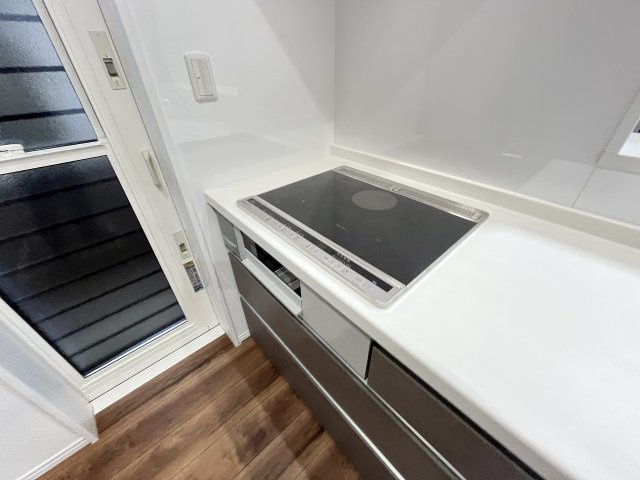 【キッチン】 | 福岡市南区柏原3丁目　1号棟（全1棟）【仲介手数料無料・0円】 | 現地写真。IHクッキングヒーター